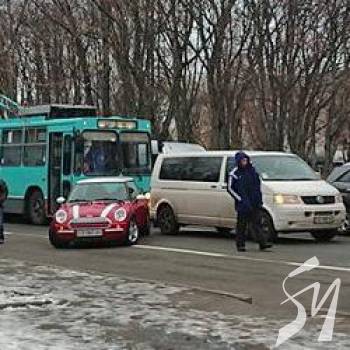 Двоє подряпали машинки – стоїть центральна вулиця Двоє подряпали машинки – стоїть центральна вулиця