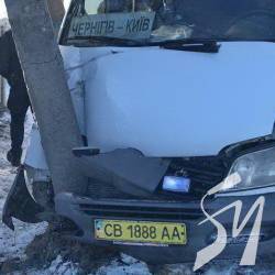 Маршрутка зарулила в стовп на трасі Київ – Чернігів Маршрутка зарулила в стовп на трасі Київ – Чернігів