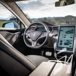 «Tesla» везла сплячого п’яного, доки не зупинила поліція «Tesla» везла сплячого п’яного, доки не зупинила поліція