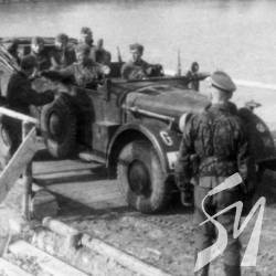 Кабріолет Das Reich на мосту через Десну Кабріолет Das Reich на мосту через Десну