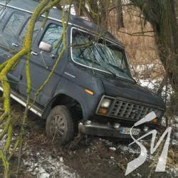 Класичний американський фургон в українському кюветі Класичний американський фургон в українському кюветі