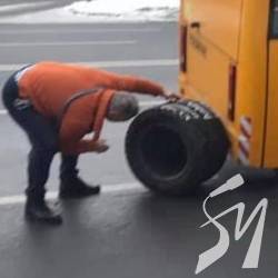 У маршрутки відвалилося колесо У маршрутки відвалилося колесо