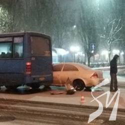 Автобус і два легковика «зіграли в кеглі» в центрі Чернігова Автобус і два легковика «зіграли в кеглі» в центрі Чернігова