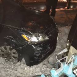 Toyota Camry опинилася в бетонному паркані Toyota Camry опинилася в бетонному паркані
