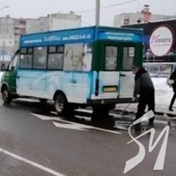Маршрутки миють… з калюжі Маршрутки миють… з калюжі
