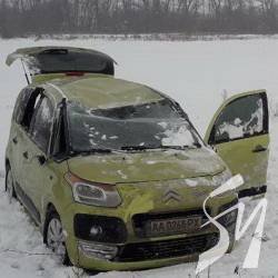 Жінка-водій не втримала на засніженій трасі навантажену малолітражку Жінка-водій не втримала на засніженій трасі навантажену малолітражку