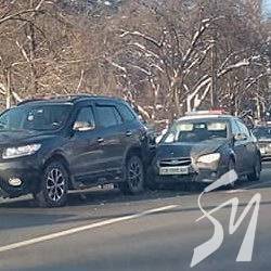 На проспекті Миру в Чернігові затор через ДТП На проспекті Миру в Чернігові затор через ДТП
