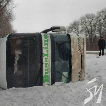 До Москви не доїхали: автобус перекинувся До Москви не доїхали: автобус перекинувся