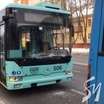 Новий тролейбус потребує нове лобове скло Новий тролейбус потребує нове лобове скло