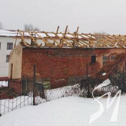 Міняють дах майстерні гімназії у Мені. Довго міняють Міняють дах майстерні гімназії у Мені. Довго міняють