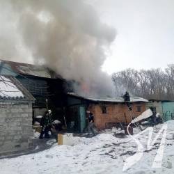 Погоріла в Чернігові хата з гаражем. Чому – думають Погоріла в Чернігові хата з гаражем. Чому – думають
