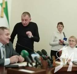 Мисника попередили, що збирати «данину» з підлеглих – це корупція Мисника попередили, що збирати «данину» з підлеглих – це корупція