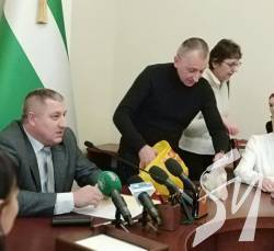 Голові Чернігівської ОДА вручили продуктовий набір та квиток до Москви. Як це було Голові Чернігівської ОДА вручили продуктовий набір та квиток до Москви. Як це було