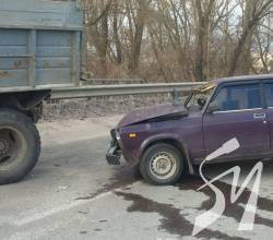 Старий ВАЗ вляпався в древній ЗІЛ Старий ВАЗ вляпався в древній ЗІЛ