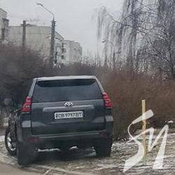 Як паркувати «джипи широкі» попід лікарнею Як паркувати «джипи широкі» попід лікарнею