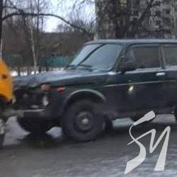 В Чернігові зіткнулися маршрутка і «Нива» В Чернігові зіткнулися маршрутка і «Нива»