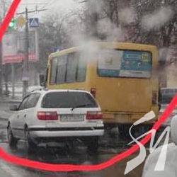 Через ДТП майже перегороджене перехрестя в центрі Чернігова Через ДТП майже перегороджене перехрестя в центрі Чернігова