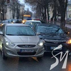 Двоє не поділили дорогу біля школи в Чернігові Двоє не поділили дорогу біля школи в Чернігові