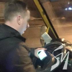 Водій маршрутки… дивиться футбол за кермом Водій маршрутки… дивиться футбол за кермом