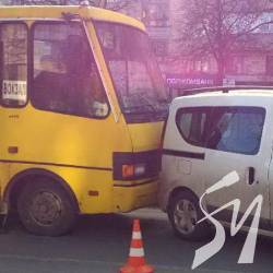 Автобус 12 маршруту піддав легковику під зад Автобус 12 маршруту піддав легковику під зад