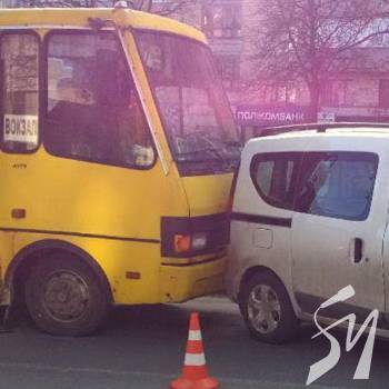 Автобус 12 маршруту піддав легковику під зад Автобус 12 маршруту піддав легковику під зад