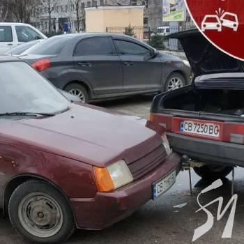 Автотроща на трьох біля обласної лікарні в Чернігові Автотроща на трьох біля обласної лікарні в Чернігові