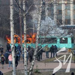 Горить тролейбус в центрі Чернігова Горить тролейбус в центрі Чернігова