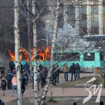 Горить тролейбус в центрі Чернігова Горить тролейбус в центрі Чернігова