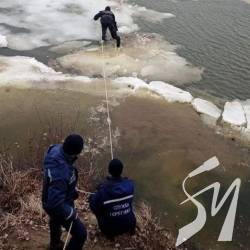 Шукають двох рибалок, які провалилися на Десні й потонули Шукають двох рибалок, які провалилися на Десні й потонули