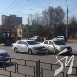 Притерлися два легковики на «5 кутах», чи то вже «2 кругах» Притерлися два легковики на «5 кутах», чи то вже «2 кругах»