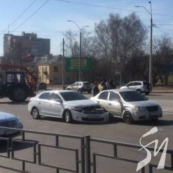 Притерлися два легковики на «5 кутах», чи то вже «2 кругах» Притерлися два легковики на «5 кутах», чи то вже «2 кругах»