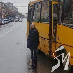 Зіткнулись іржавий автобус №12 і фургончик в центрі Чернігова Зіткнулись іржавий автобус №12 і фургончик в центрі Чернігова