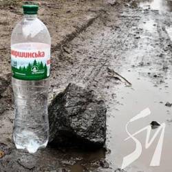Авто навіть двигуни розбивають на «замінованій» вулиці Жабинського Авто навіть двигуни розбивають на «замінованій» вулиці Жабинського