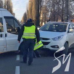 Двоє зіткнулись і перегородили головну вулицю Чернігова Двоє зіткнулись і перегородили головну вулицю Чернігова