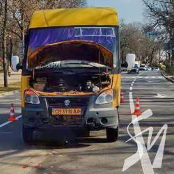 Маршрутка вдарила в корму легковичок на світлофорі Маршрутка вдарила в корму легковичок на світлофорі