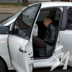 П’яненький збив світлофор на переході біля школи П’яненький збив світлофор на переході біля школи