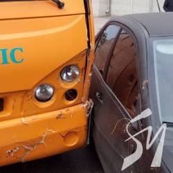 Автобус вдарив легковик біля міськради Чернігова Автобус вдарив легковик біля міськради Чернігова