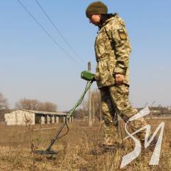 В Чернігові навчили 20 саперів для війська. Серед них жінки та водолази В Чернігові навчили 20 саперів для війська. Серед них жінки та водолази