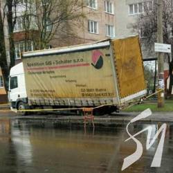 В Чернігові вантажівка провалилася крізь тротуар В Чернігові вантажівка провалилася крізь тротуар