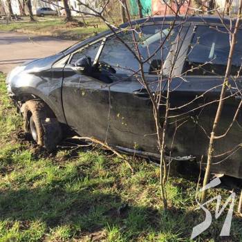 ДТП: покатався, побив, застряг. І пішов ДТП: покатався, побив, застряг. І пішов