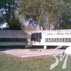 Засудили дядька, що обікрав пам’ятник загиблим Засудили дядька, що обікрав пам’ятник загиблим