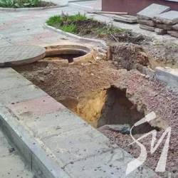 Стоки влаштували провал ґрунту біля нового будинку Стоки влаштували провал ґрунту біля нового будинку