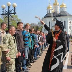 Чернігів урочисто відправив до війська півсотні призовників Чернігів урочисто відправив до війська півсотні призовників