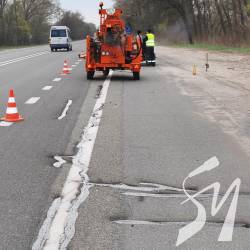 Дорожники завзято «заліплюють» тріщини на автошляхах Чернігівщини Дорожники завзято «заліплюють» тріщини на автошляхах Чернігівщини