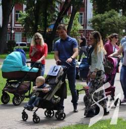 Олександр Ломако взяв участь у тест-драйві з дитячим візочком Олександр Ломако взяв участь у тест-драйві з дитячим візочком