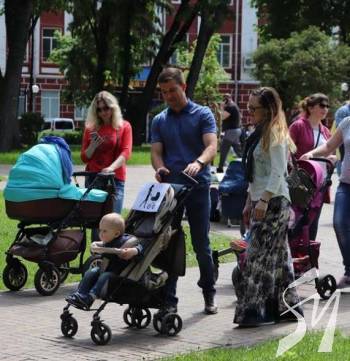 Олександр Ломако взяв участь у тест-драйві з дитячим візочком Олександр Ломако взяв участь у тест-драйві з дитячим візочком