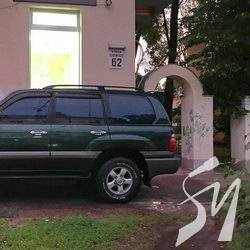 «Джип широкий» місцевого «красунчика» на вулиці Коцюбинського «Джип широкий» місцевого «красунчика» на вулиці Коцюбинського