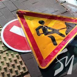 Двоє на велосипедах поцупили дорожні знаки в центрі Чернігова Двоє на велосипедах поцупили дорожні знаки в центрі Чернігова