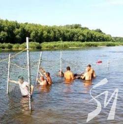 Не купайте дітей у фонтанах. Для цього є дитячий пляж Не купайте дітей у фонтанах. Для цього є дитячий пляж