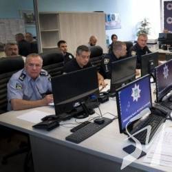 Поліція охороняє всі виборчі дільниці, у регіони прибули загони авіапідтримки Поліція охороняє всі виборчі дільниці, у регіони прибули загони авіапідтримки